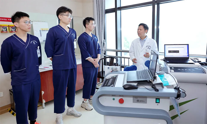 <b>ԺУ Ӣ  ϺɼѧԺҽѧѧԺѧԺٴʵϰ</b>